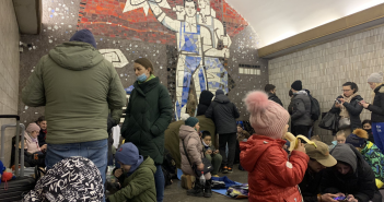烏克蘭民眾逃到地鐵避難。（圖／翻攝自推特／@FrancescaEbel）