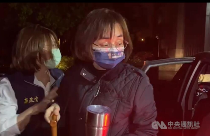 檢廉偵辦宜蘭縣政府疑涉貪污等弊案，林姿妙女兒林羿伶（前右）22日遭約談，經檢方複訊後，23日凌晨遭聲押禁見。（圖／翻攝自中央社）
