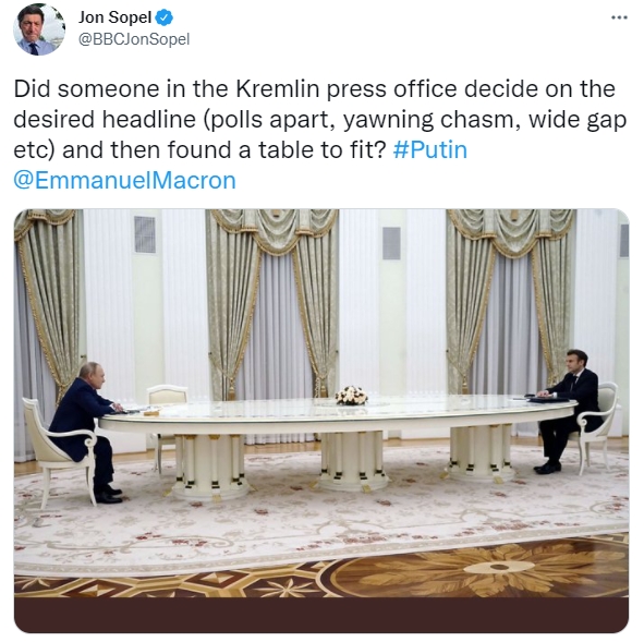 會談時4公尺長桌意外成為網友迷因吐槽素材。（圖／翻攝自「Jon Sopel」推特）