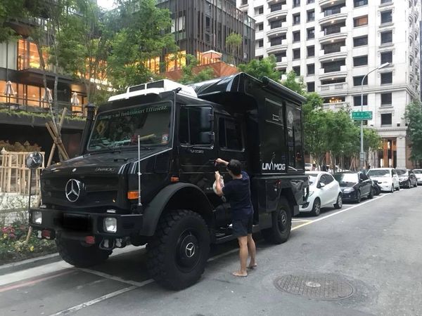 4千萬霸王級賓士現蹤台中。(圖/翻攝自Facebook/爆廢公社)