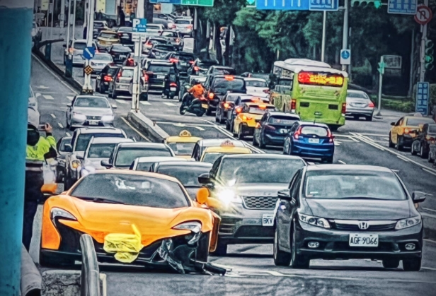 麥拉倫車主因不熟操控方式自撞護欄。（圖／翻攝自臉書）