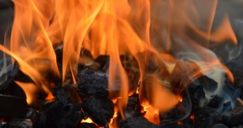 新婚夫妻在房中燒炭取暖，反而造成死亡慘案。（示意圖／翻攝自Pixabay）