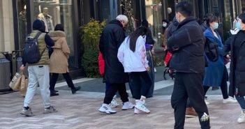 張庭夫婦近日被網友目擊，春節期間帶著12歲女兒在上海逛街，但一路低著頭的姿態似乎是不想被認出。（圖／翻攝自微博）