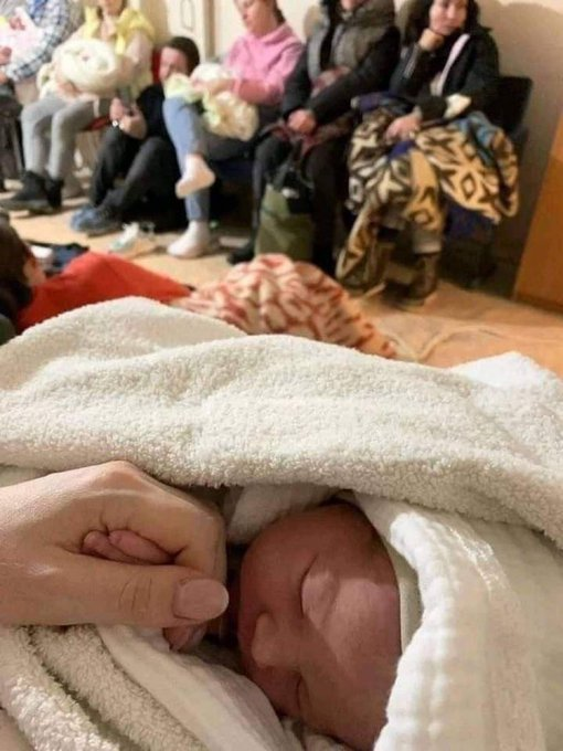一名烏克蘭孕婦在地鐵避難時分娩。(圖/翻攝自推特)