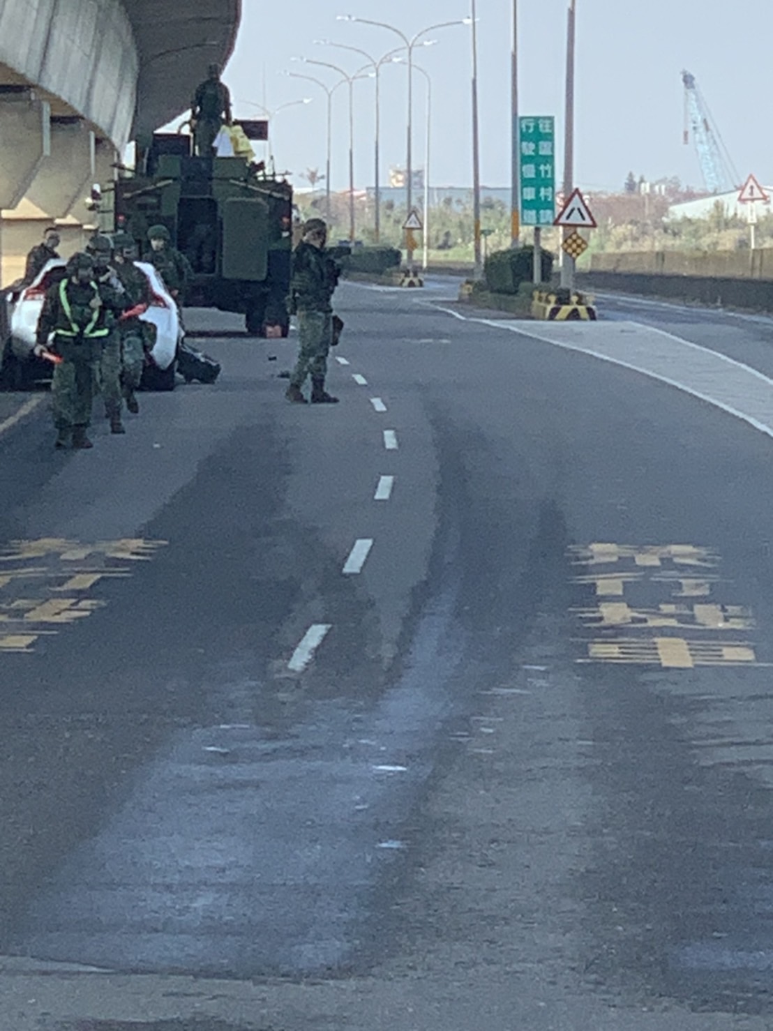 國軍269旅部隊1輛雲豹裝甲車和一台白色轎車發生碰撞。(圖/翻攝自記者爆料網)