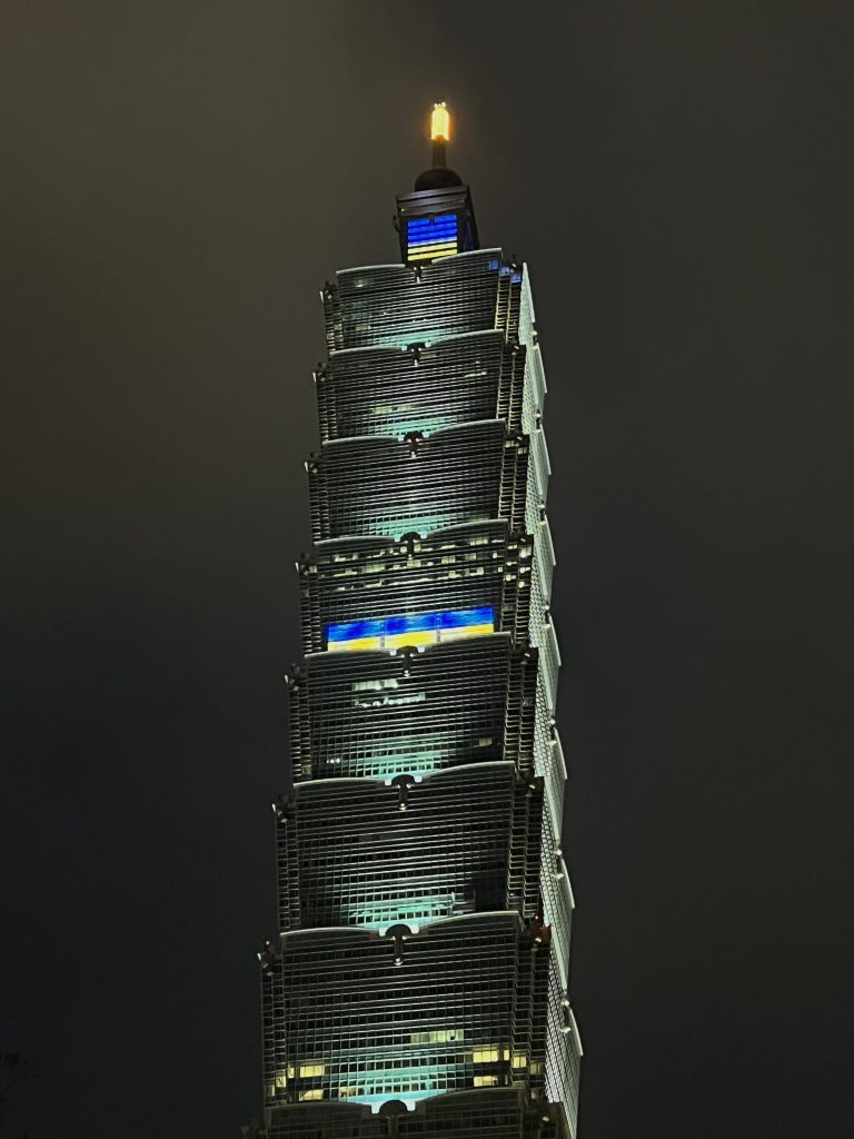 台北101今晚點燈為烏克蘭祈禱。(圖/台北101提供)
