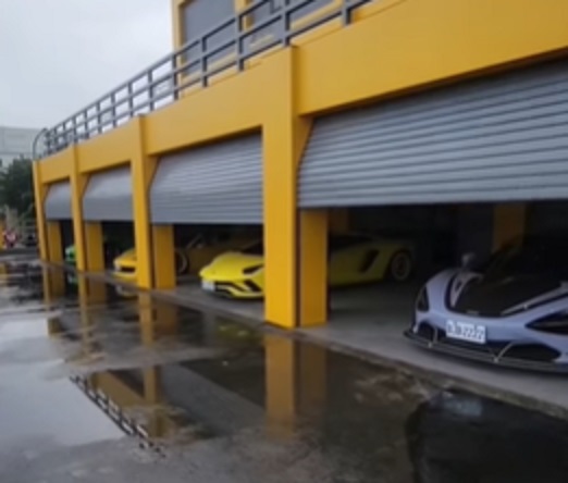 廖老大公開自己數十輛千萬超跑車庫。 圖截自賽車教父-廖老大
