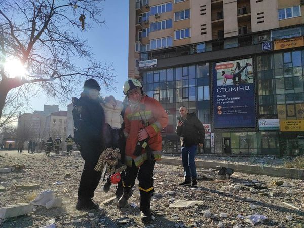 烏克蘭各城市遭到攻擊,一名女性因為這場導彈襲擊而受傷。(圖/取自於烏克蘭內政部)