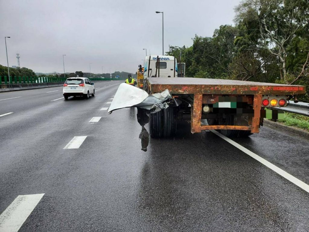 國三發生嚴重車禍，其中一名女性乘客重傷死亡。（圖／翻攝自記者爆料網）