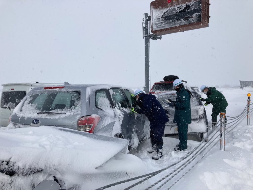 北海道暴風雪導致車禍。（圖／twitter.com／mlit_hkd_hk）