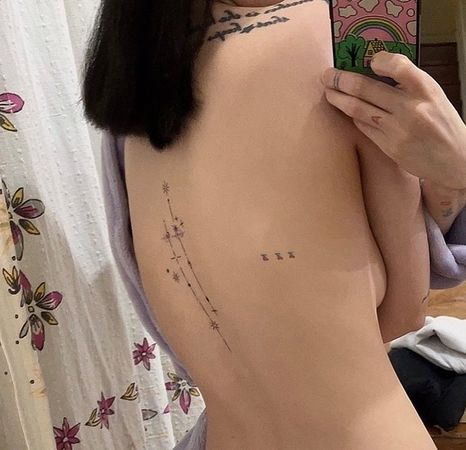 泫雅大膽秀出自己的刺青照。(圖/翻攝自IG)