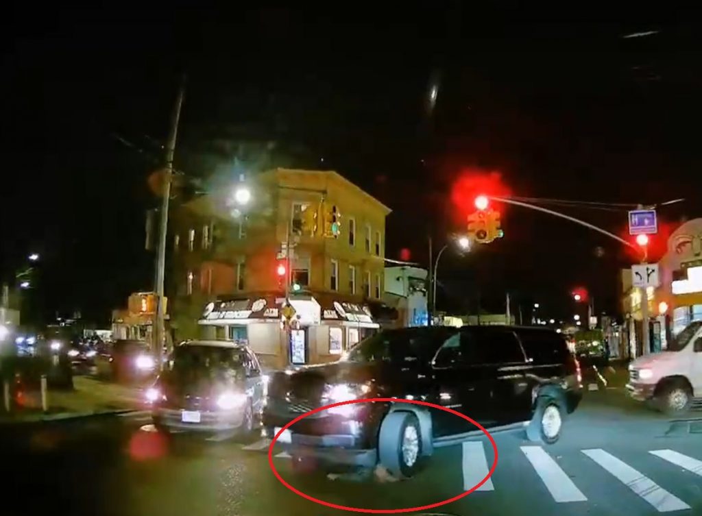 美國行人遭到兩台車連續輾過。（圖／推特）