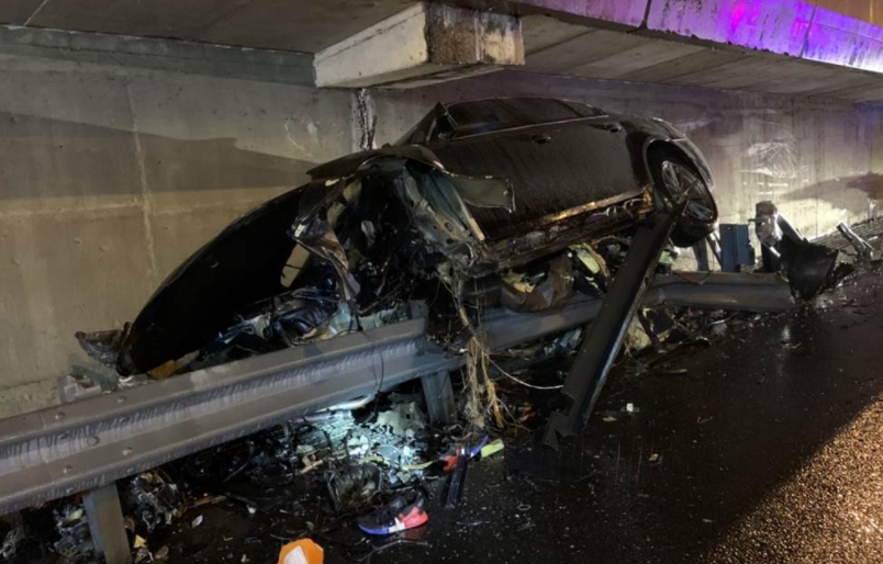 黑色BMW撞護欄。(圖/翻攝自「記者爆料網」臉書)