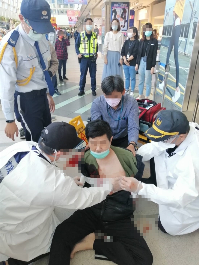 高雄夢時代今（26）日驚爆恐怖刺胸濺血案！（以上圖／民眾提供）