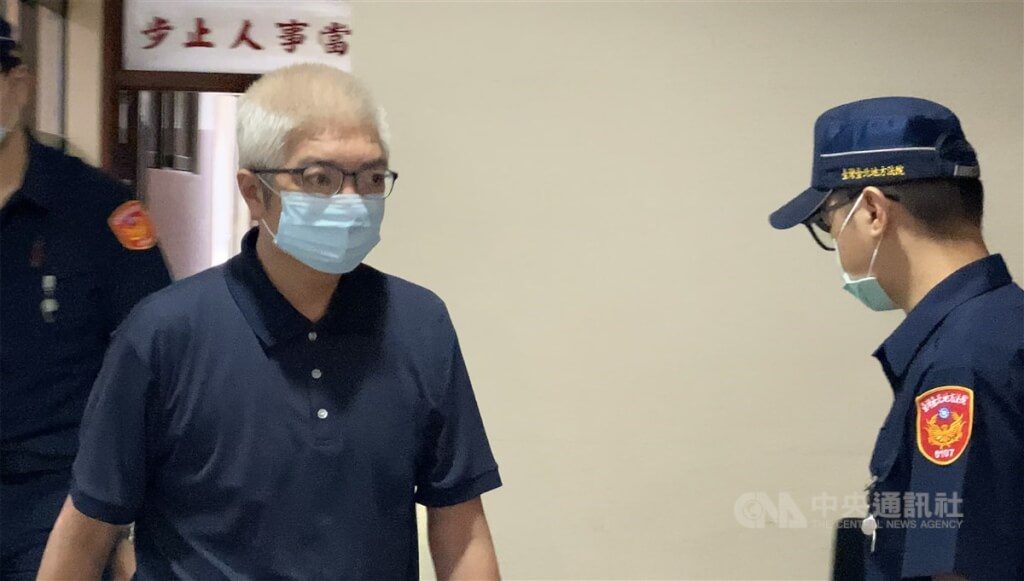 前國會助理陳惟仁（左）被控為中國情報人員在台發展組織，遭判刑10個月，案經最高法院駁回上訴，全案定讞。（中央社檔案照片）