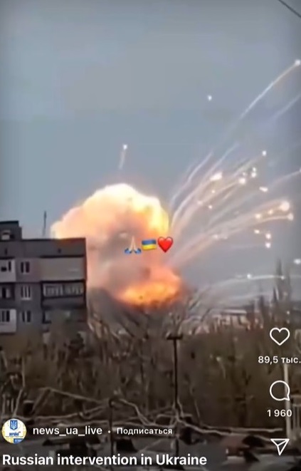 俄軍直接丟下飛彈轟炸住宅。（圖／翻攝自微博）