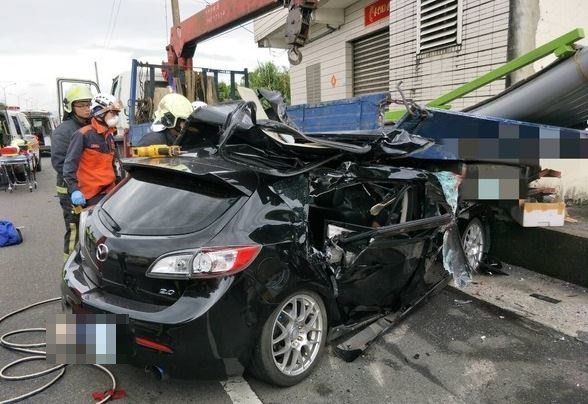 疑超車結怨後兩轎車互尬最終導致自撞慘劇。（圖／中天新聞）