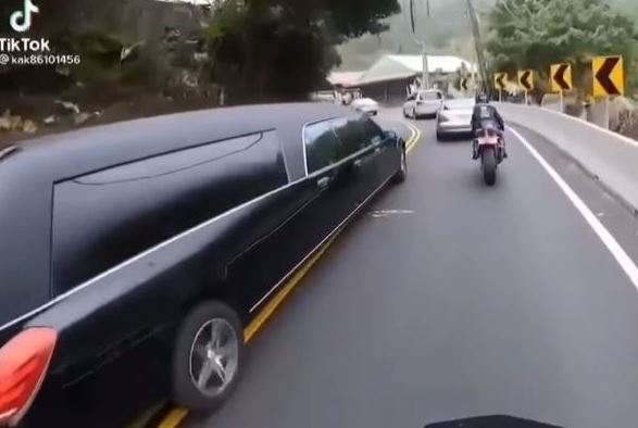 殯葬業靈車被拍下逆向狂飆山路。（圖／翻攝自Facebook／Andy老爹）