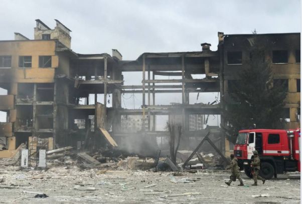 烏克蘭位於阿克提卡的軍事基地遭俄軍轟炸，至少70名士兵陣亡。（圖／翻攝自Telegram）