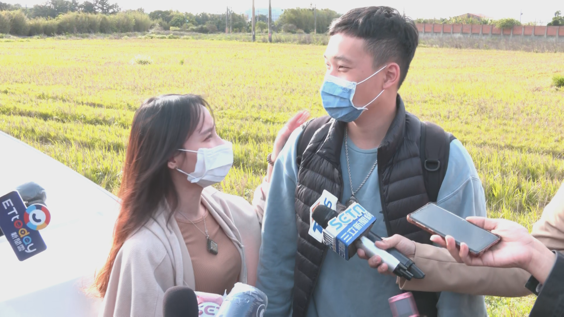  召員女友開心迎接男友解召。（圖／中天新聞）