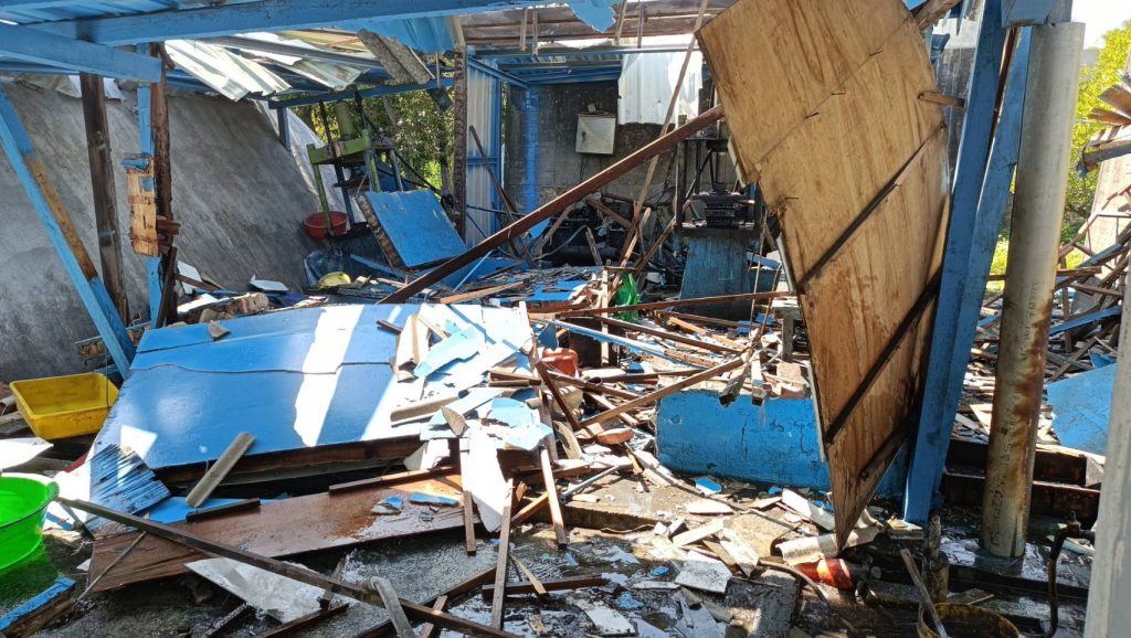 嘉義1間爆竹工廠突然爆炸,導致1名員工遭灼傷緊急送醫。(圖/中天新聞)
