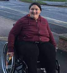 英國少女凱莉因過度肥胖兒衍伸出的急病過世,父母事後被控過失致死。(圖/翻攝自推特)