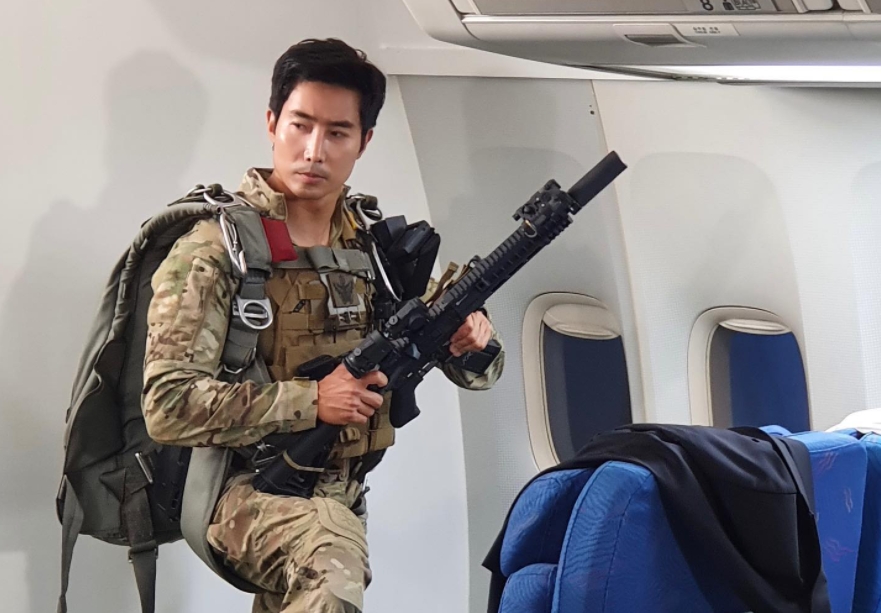 南韓網紅「李根大尉」自願前往烏克蘭作戰，遭爆落跑去拍片。（圖／翻攝自Instagram／rokseal）