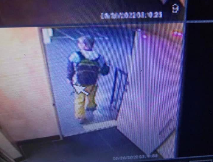蔡進國身穿淺藍色上衣、卡其色褲子、身背黑色後背包。(圖/翻攝自臉書)