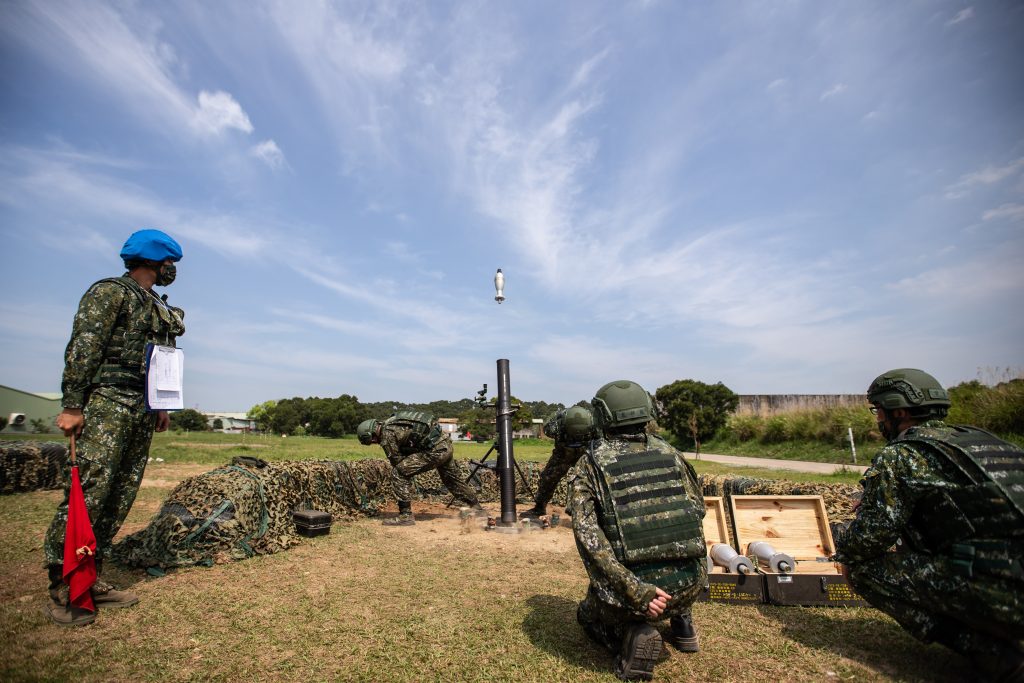陸軍步兵206旅新制教召14日實施81迫砲及120迫砲訓練模擬彈射擊(軍聞社提供)