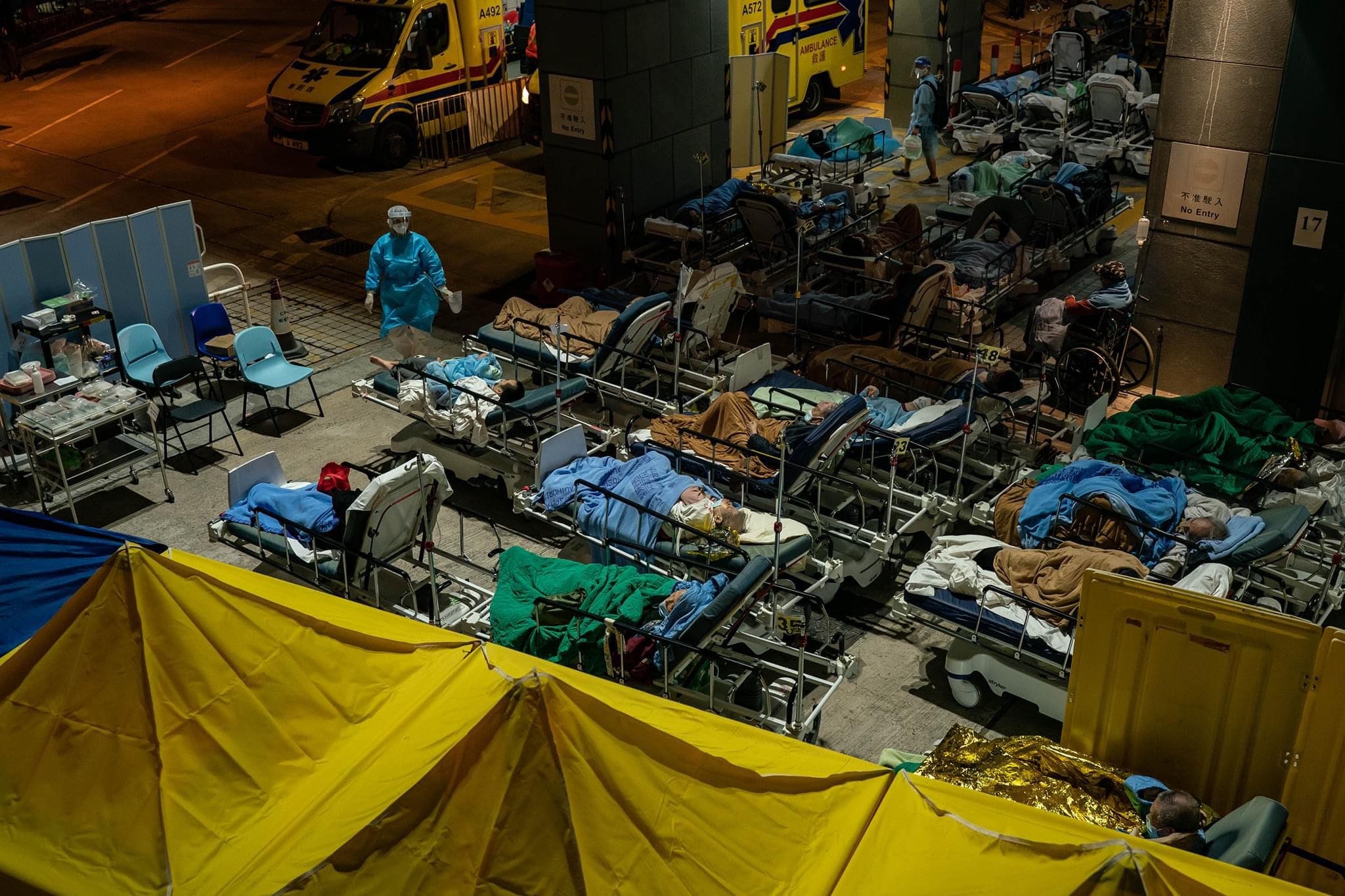 香港疫情大爆炸,醫院病床吃緊,民眾搶買物資(攝自憐書粉專香港人)