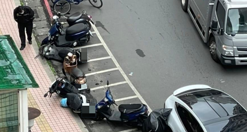 開媽媽的特斯拉，撞路邊的車。（圖／汐止集團臉書）