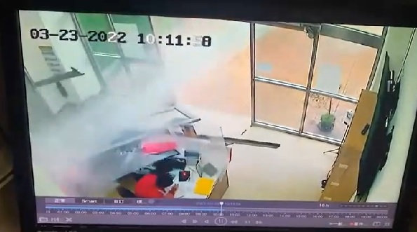 桃園消防局高效能化學車,測試時意外以強力水砲射破分隊大門(攝自中天新聞)
