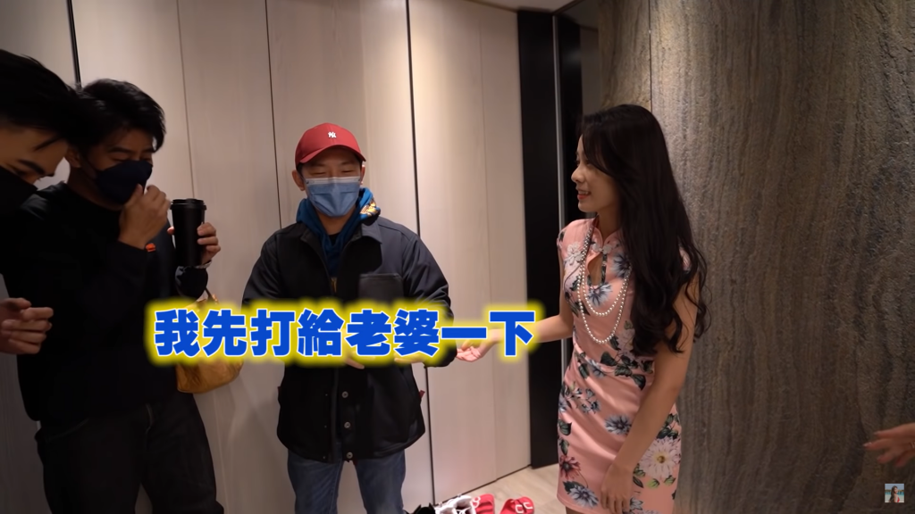 許維恩和好姐妹化身為酒店小姐,招待老公王家梁和一票好友。(圖/翻攝自YouTube)