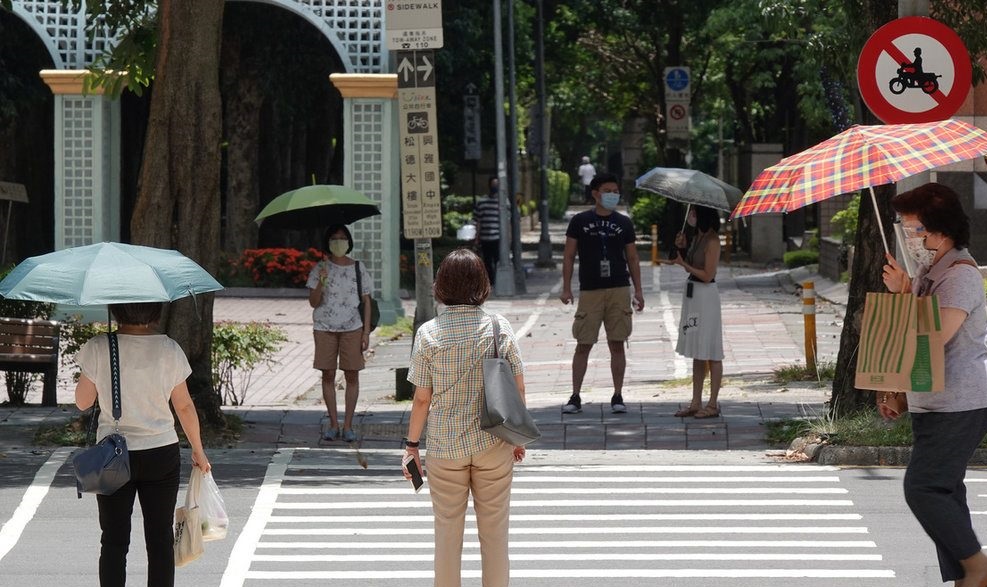 今（12）日全台持續受太平洋高壓影響、各地晴朗炎熱。（圖／中央社）