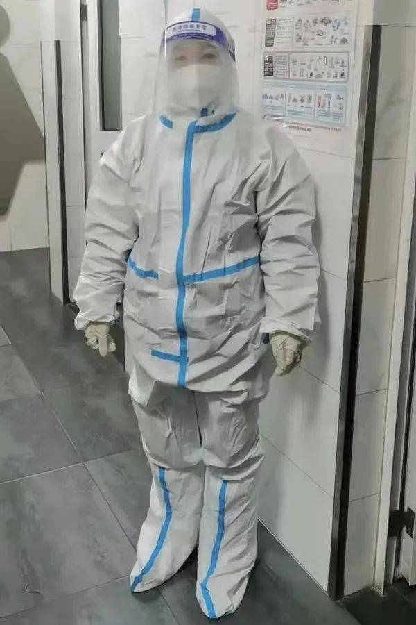 李春巧公司提供防護衣、手套、口罩跟護目鏡等用品。（圖／翻攝自微博）