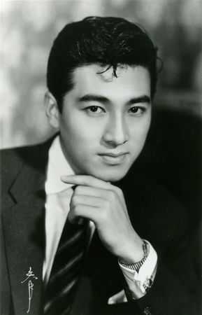 寶田明為日本5、60年代少見的高帥男演員。（圖／翻攝自推特）