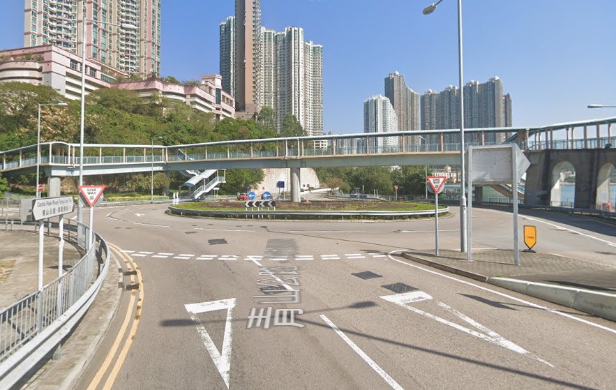 一名兩周大女嬰今凌晨被民眾發現倒臥街頭,疑似是從10公尺高的天橋上墜落。(圖/截自GOOGLE MAPS)