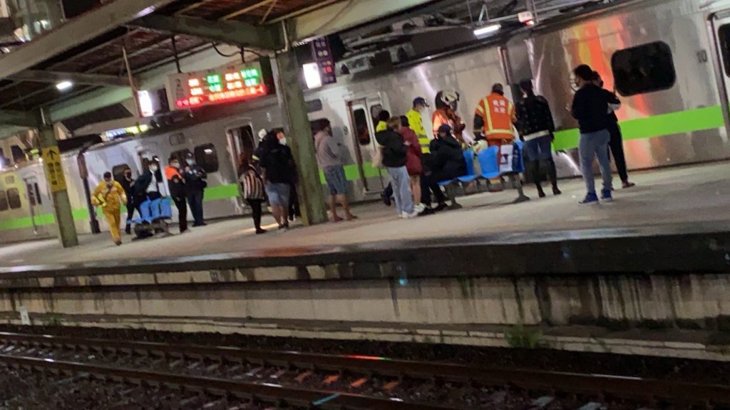 台鐵中壢車站驚傳旅客墜軌！雙向列車全誤點。（圖／中天新聞）