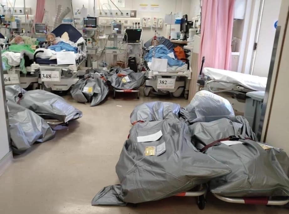 香港爆發第五波疫情，當地醫院已不堪負荷，日前爆出「人屍共處病房」的照片。（圖／翻攝自臉書／公務員secrets）