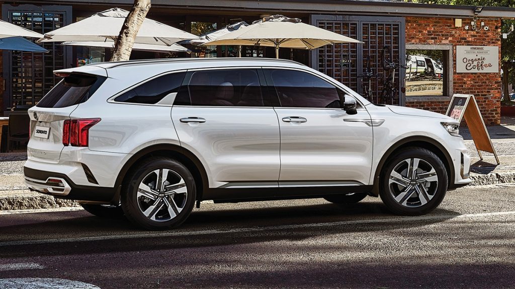 KIA Sorento6人車款擁有超吸睛無線充電+超大全景天窗。(圖/翻攝自KIA官網)