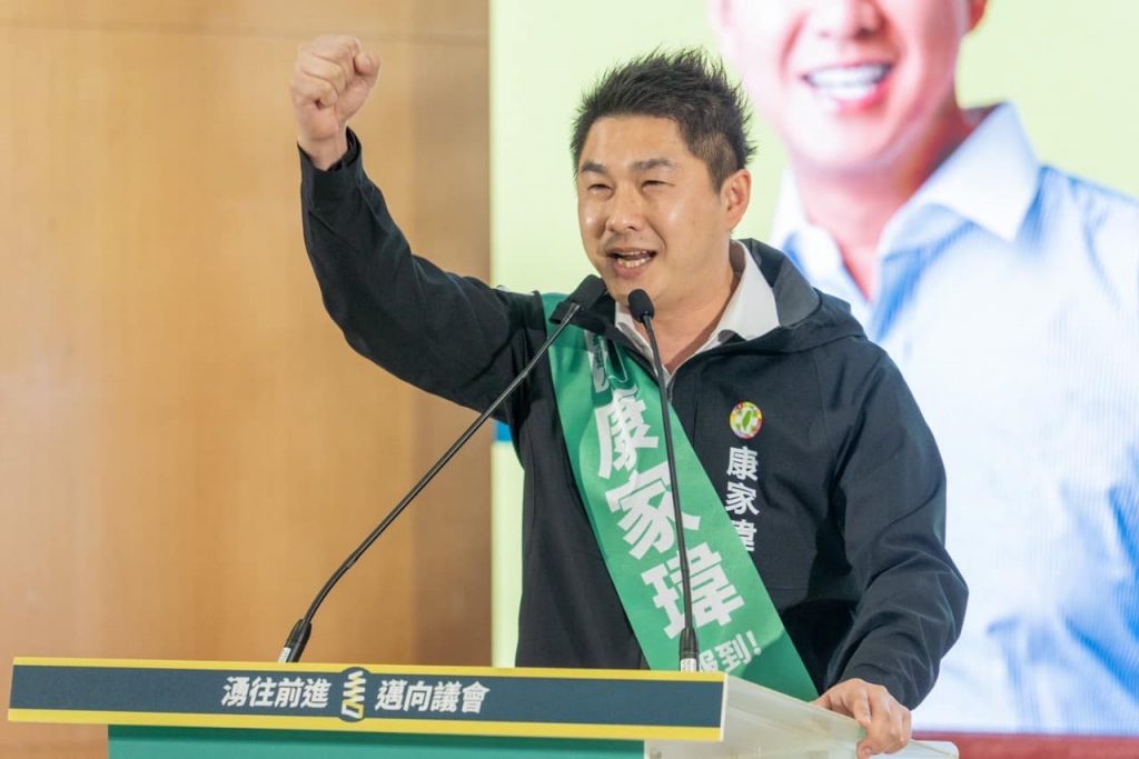 康家瑋選舉總部遭人恐嚇丟汽油彈。(圖/臉書)