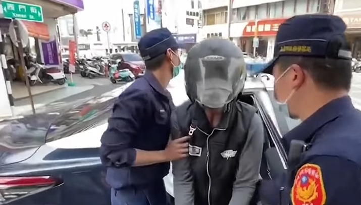 55歲的前中華隊棒球國手陰經龍, 一氣之下,竟持刀砍向女方4刀當場倒臥血泊。(圖/中天新聞)