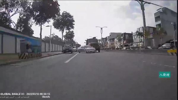 桃園軍卡撞轎車 。（圖／翻攝臉書／八卦村）