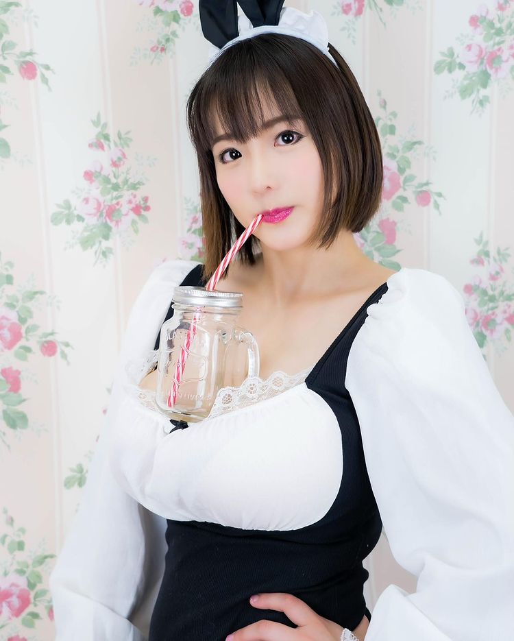 澀谷果步擁有K罩杯，一出道就被冠以「巨乳女優」的稱號。（圖／翻攝自IG）