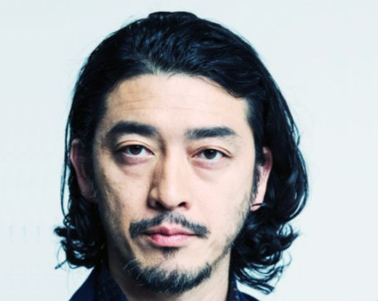 日本知名演員兼導演榊英雄被爆性侵根性騷。(圖/截圖自推特)