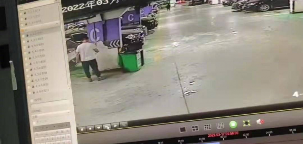 黃女士提供的監視畫面（圖截自微博）
