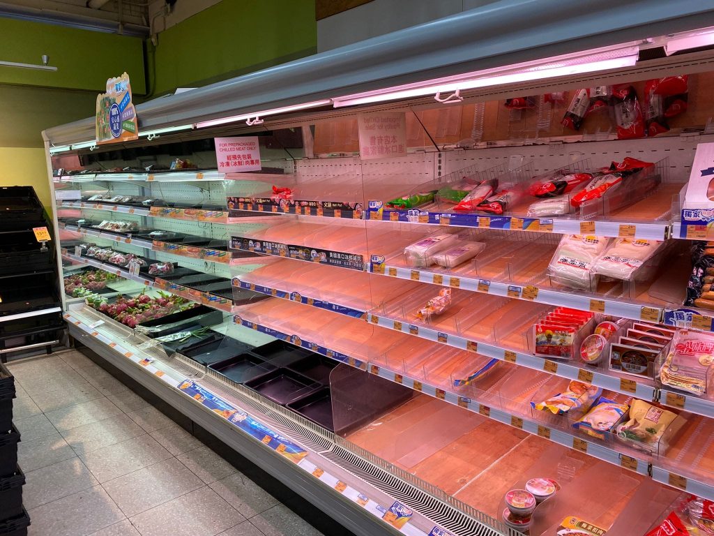 香港疫情大爆炸,醫院病床吃緊,民眾搶買物資(攝自憐書粉專香港人)