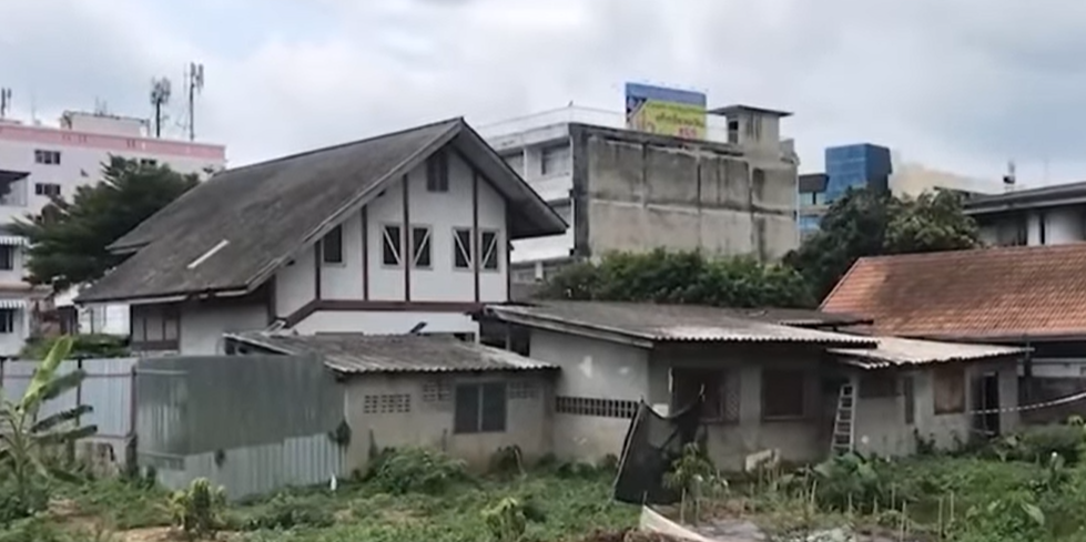 泰國一名退休律師修屋頂時不慎摔落慘死。(圖/擷取自YouTube)