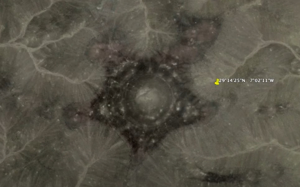 史考特在Google Earth上發現不明的五星物體。(圖/翻攝自Youtube)