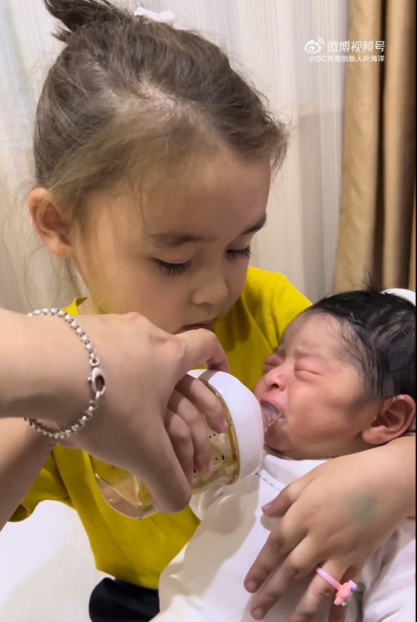 葉海洋曬大女兒幫小女兒餵奶的影片。(圖/翻攝自微博)